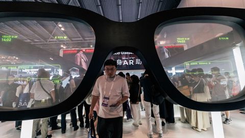 Un visitante pasa bajo una gafas inteligentes gigantes en una feria de Shangh�i, China, en julio del 2025