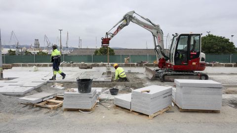 Operarios en el primer tramo de la muralla demolido, y donde se ultima el pavimento de granito.