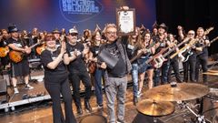 Charli, bajista de Los Suaves, recogiendo su t�tulo de Miembro de Honor de la oeneg� Rockeros Solidarios en el Auditorio de Ourense