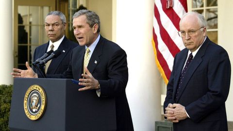 El secretario de Estado Colin Powell, el presidente George W. Bush y el vicepresidente Dick Cheney en una imagen tomada en marzo del 2002 en la Casa Blanca