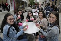 El verano ya se ha sentado en las terrazas de las localidades arousanas, m�s animadas de lo habitual. 