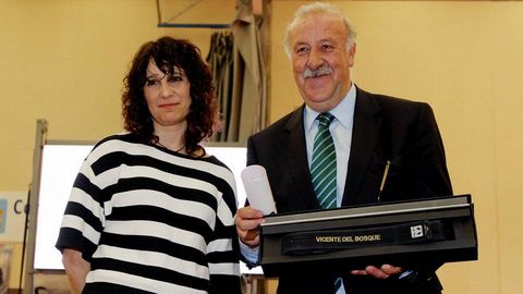 VISITA DE VICENTE DEL BOSQUE A RIBEIRA PARA RECIBIR PREMIO DEL CLUB DE TAEKUONDO NATURAL SPORT VIDELGI. ENTREGA CINTURON HONORIFICO