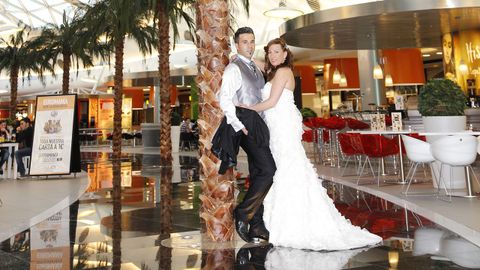 Cristbal y Lauradurante la sesin de fotosen la planta superior del centro comercial, dedicada al ocio y la restauracin.