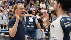 Quique Dom�nguez, celebrando con sus jugadores la salvaci�n del Cangas tras ganarle al Puente Genil.