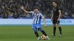 Lucas P�rez golpea el bal�n en la acci�n del 3-1