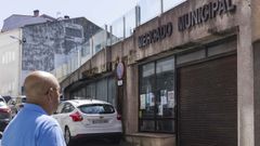 El recinto municipal ten�a ayer la reja principal bajada tras la marcha de la �nica placera que ocupaba un expositor.
