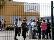 La Guardia Civil les tom� declaraci�n, pero al cierre de esta edici�n no los hab�a desalojado.