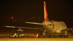 Agentes de la Guardia Civil en la pista del aeropuerto