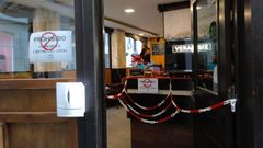 Contados locales hosteleros contin�an funcionando en Viveiro, como este de la calle Pastor D�az, donde es posible recoger caf�s para llevar
