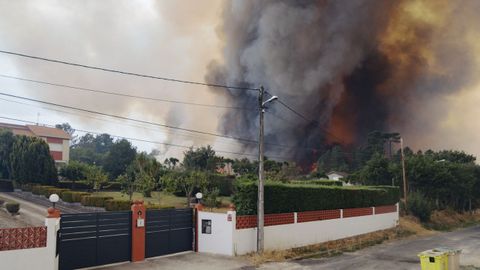 Un incendio mantiene en alerta O Cumial y Seixalbo (Ourense).