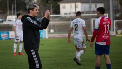 Imagen de Ivn Carril dando instrucciones durante el partido entre el Noia y el Arousa.