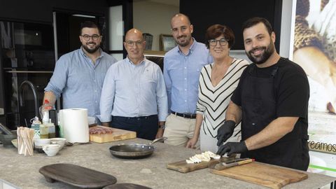 La familia de Jocar, ayer, con el cocinero Pau Yern, a la derecha