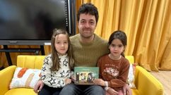 �lex, con sus hijas Emma y L�a, en la presentaci�n del libro en Escolma, de O Carballi�o