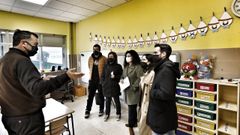 Juan Regal, director del Mestre Vide, con un grupo de padres