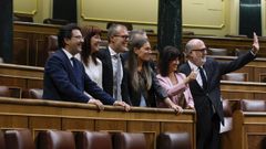 Diputados de Junts saludan tras la aprobacin de la ley de amnista