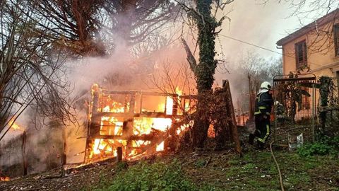 Incendio de una edificaci�n en La Felguera