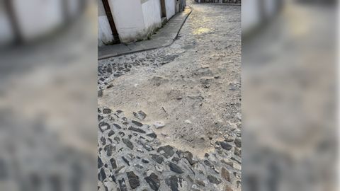 «Toda la rúa de Carmen de Abaixo está como esto... Increíble en pleno casco antiguo»<br /><span style= color: #222222; font-family: Arial, Helvetica, sans-serif; font-size: small; ><br /></span>