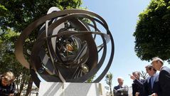 Escultura dedicada al bi�logo Isidro Parga Pondal, en Santiago.