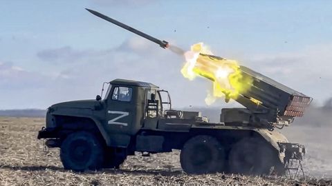 Imagen facilitada por el Ministerio de Defensa ruso del lanzamiento de misiles Grad en un lugar no revelado en la regi�n de Donetsk