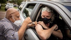 En Sud�frica vacunan hasta en los coches para combatir el avance de �micron
