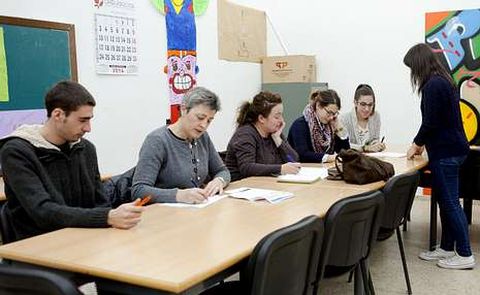 El curso de ingl�s se celebra dos d�as a la semana en un aula del edificio de Servicios Sociales. 