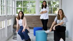 Claudia Rodr�guez, Iria Regueiro y Ana Rodr�guez, en el pazo de Arenaza