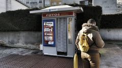 El fotomat�n de la calle Mestre Vide funciona desde el a�o 1994, pero la licencia concedida en su d�a caduc� y, adem�s, hubo una transmisi�n de la titularidad de la m�quina que no fue autorizada por el Concello de Ourense, que lleva meses ordenando su retirada.