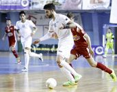 Nacho Pedraza, autor de dos tantos, conduce el bal�n. 