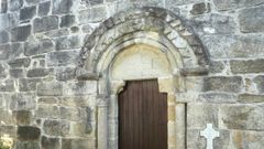 Puerta principal con arquivoltas decoradas y t�mpano  de la iglesia rom�nica de Cham�n, en Arteixo 