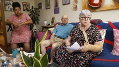 Selima Fofana, Manuel Alcalde y Ernestina Garc�a en su casa, en Ponteareas.