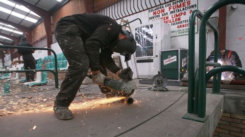 Un trabajador, realizando tareas de soldadura, en foto de archivo