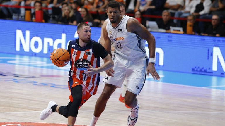 Jakovics, ante Tavares en el duelo entre el Leyma y el Real Madrid, que inauguró el camino de los naranjas en la Liga Endesa.