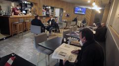 Clientes en un bar de Chantada el jueves pasado, el �ltimo d�a en que los hosteleros pudieron atender en el interior de sus locales