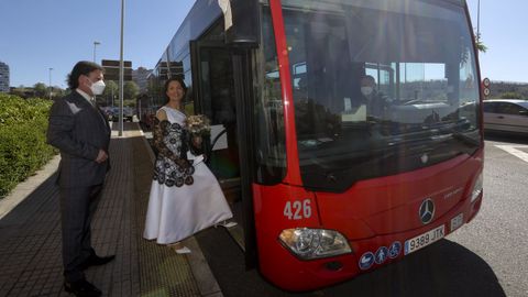 scar y Elen cogen el bus 1 A vestidos de novios para ir a casarse a mara pita