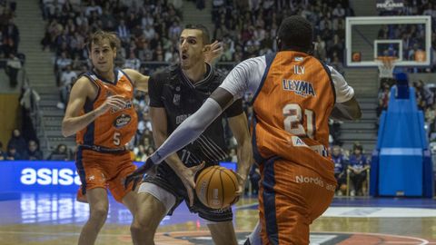Kravic, ante Jou (izquierda) y Diop (derecha), en el Obradoiro-Leyma de la primera vuelta.