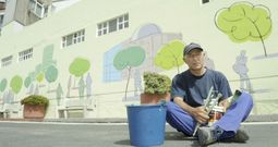 Salvador L�pez Torres, autor del mural que a punto est� de rematar en la entrada de la residencia lalinense de As Dores. 