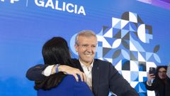 Alfonso Rueda, durante la celebraci�n de los resultados, abrazando a Paula Prado, encargada de dirigir la campa�a de los populares