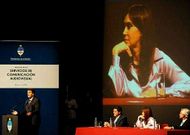 Imagen del 2009, en la que Massa presenta la ley de medios ante la atenta mirada de Cristina Fernández