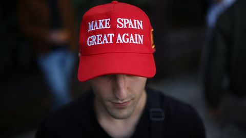 Un hombre con una gorra que dice  Haz Espa�a Grande De Nuevo , en un mitin de Vito Quiles.