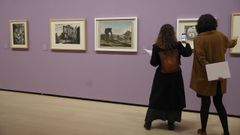 La comisaria Marta Blvia, a la izquierda, comentando la seleccin de obras que realizaron, de autores como Piranesi, Giuntotardi y Canaletto.