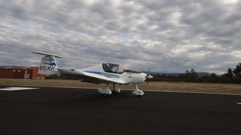 Una aeronave en la pista del aer�dromo de As Lamas, que acoger� la Vuelta Ib�rica