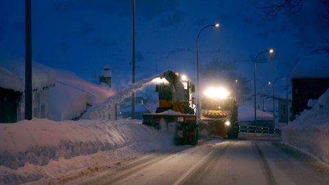 Dos m�quinas quitanieves limpian hoy la N-630 en el pueblo de Pajares (N-630), en una jornada en la que la nieve, el hielo, los argayos y ca�das de �rboles contin�an dificultando las comunicaciones por carretera y tren en Asturias, donde cientos de escolares se quedaron de nuevo sin clase y 2.500 hogares, principalmente del suroccidente, segu�an sin suministro el�ctrico a primera hora de la noche. 