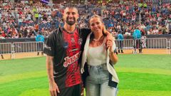 Lucas Trejo, junto a su pareja, tras conquistar la Liga Monumental con La Cosa Nostra hace un a�o.