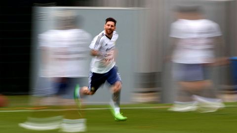 El jugador de la selecci�n de Argentina, Leo Messi, durante el entrenamiento del combinado albiceleste en la ciudad deportiva del FC Barcelona, donde los argentinos preparan su participacipacion en el mundial de futbol de Rusia