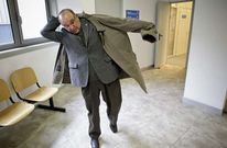 Ram�n Rodr�guez Ares se coloca la gabardina en el momento de entrar en la sala del Juzgado de lo Contencioso-Administrativo n�mero 3 de A Coru�a, en Matogrande.