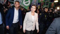 La primera ministra danesa y l�der de los socialdem�cratas, Mette Frederiksen (centro), llega a un debate de l�deres del partido organizado por DR (Danmarks Radio) en Copenhague este jueves.