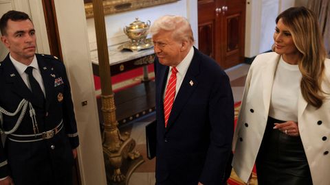 Trump, con la primera dama en una acto este jueves con las madres de militares en la Casa Blanca.