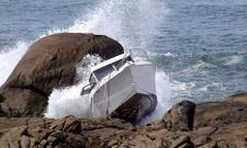 La lancha fue empujada contralas rocas y el pescador se tir� al agua y se salv� a nado.