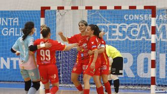 Las jugadoras del Poio Pescamar celebran uno de los seis goles de este sábado en A Seca