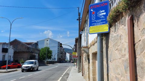 C�mara de video instalada para control de tr�fico e infracciones en un sem�foro en la entrada de Celanova.